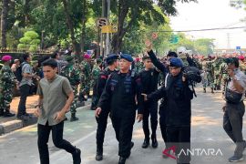 Demonstran lempari Dansat Brimob Polda Metro Jaya dengan botol minuman