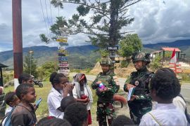 Satgas Yonif 521/DY dukung program Indonesia cerdas untuk pelajar Papua