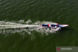 Lomba perahu di Anjungan Teluk Kendari