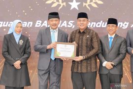 Wamen Ossy terima Penghargaan Baznas Award 2025