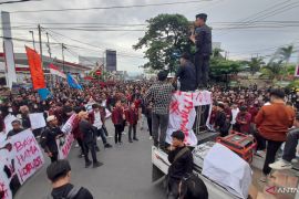 Ribuan mahasiswa Gorontalo gelar aksi tolak kebijakan DPR RI
