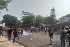 Polisi bubarkan  aksi unjuk rasa di depan DPRD Provinsi Jambi