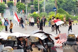 Polisi bubarkan paksa aksi demo  di depan Mapolda Jateng