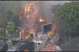 Bangunan di depan gedung DPRD Jabar dibakar massa saat aksi demo di Bandung