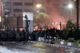 Unjuk rasa di DPR RI, massa jebol pagar dan terobos kompleks parlemen