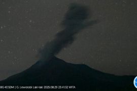 Gunung Lewotobi Laki-laki NTT kembali erupsi tiga kali pada Jumat malam