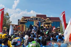 Ratusan ojol geruduk Mapolda Riau usai rekannya dilindas rantis Brimob