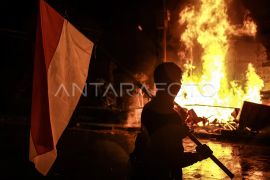 Massa bakar sebagian Halte Transjakarta Senen Toyota Rangga