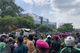 TNI evakuasi kendaraan yang hangus dibakar demonstran di Mako Brimob Kwitang