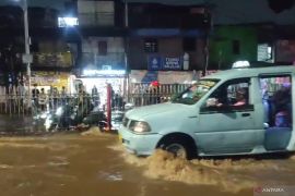 Jalan Raya Bogor banjir imbas tembok jebol di Kramat Jati