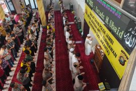 Polda Jambi gelar shalat ghaib doakan pengemudi ojol tewas aksi demo