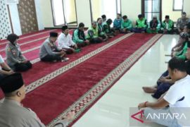 Polres dan komunitas ojol Bangkalan shalat gaib untuk Affan