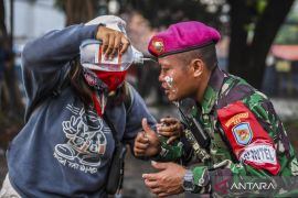 Tips atasi paparan gas air mata, ternyata bukan pakai pasta gigi