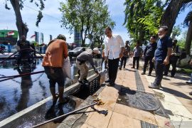 Pemkot Surabaya lakukan pembersihan pascademo aksi solidaritas