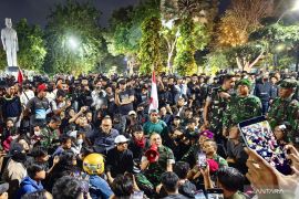 Pangdam V Brawijaya ajak diskusi demonstran di depan Gedung Grahadi