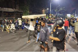 Massa jarah barang dari Gedung Negara Grahadi