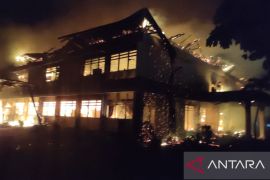 Massa rusak fasilitas di Mapolres dan Kantor DPRD Kediri