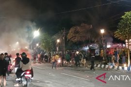 Massa rusak fasilitas dan jarah isi kantor DPRD dan Pemkab Kediri 