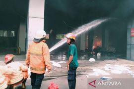 Sejumlah mobil Damkar dihadang saat padamkan api Gedung DPRD NTB