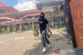 Ini aksi perusuh di Gedung DPRD Cirebon: tabung LPG dan kompor gas dijarah