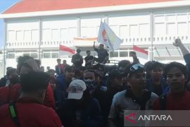 Ratusan mahasiswa gelar aksi damai di Polrestabes Surabaya