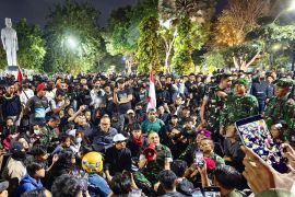 Pangdam V Brawijaya ajak diskusi demonstran di depan Gedung Grahadi