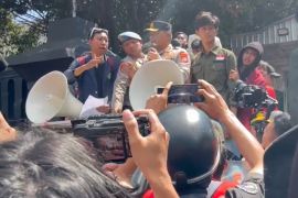 Kapolda tampung aspirasi mahasiswa aksi di Mapolda Jatim