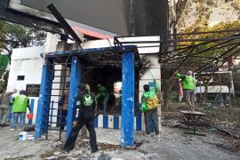 Driver ojol bersama warga Surabaya gotong royong bersihkan puing pos polisi yang terbakar