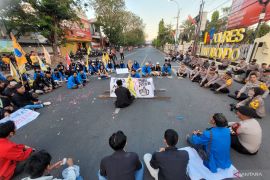 Aksi solidaritas PMII dan GMNI di Polres Situbondo berjalan tertib