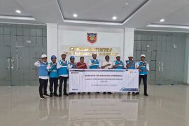 PLN UP3 Masohi lakukan penyalaan gedung DPRD Malteng daya 555 kVA