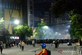 Hingga tengah malam, massa aksi masih padati pusat Kota Surabaya