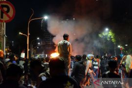 Ribuan massa penuhi kawasan depan Gedung Negara Grahadi