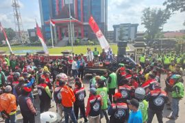 Ratusan ojol Palembang teriakkan yel-yel keadilan, gelar aksi damai di Mapolda Sumsel