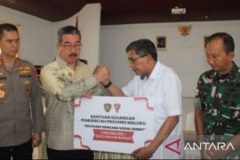 Gubernur Maluku serahkan Rp2 miliar untuk pemulihan bencana sosial