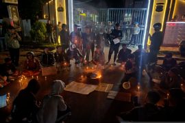 Kapolresta Kupang Kota temui pengunjuk rasa di gerbang Polda NTT