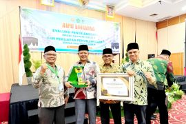 Bupati Welly Suhery terima Award, Pemkab Pasaman terbaik layanan haji di Sumbar 2025