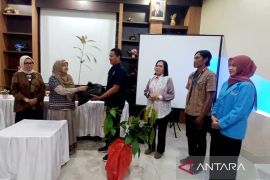 FE-UBB salurkan bantuan 300 bibit cokelat, 35 karung pupuk dan 1 unit mesin pengolahan