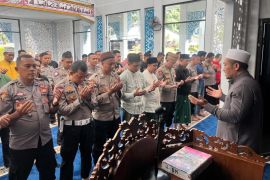 Polres Garut menggelar salat gaib dan doa bersama untuk Affan Kurniawan