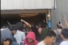 Massa geruduk rumah Ahmad Sahroni di Tanjung Priok