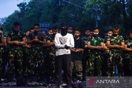 Pengunjuk rasa shalat berjamaah dengan TNI