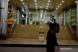 Tunjungan Plaza mulai ditinggalkan pengunjung usai buka pada Sabtu sore