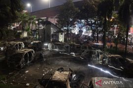 Hukum kemarin, pelanggaran kode etik hingga pembakaran kantor DPRD