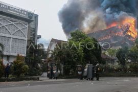 Gedung DPRD NTB terbakar Page 4 Small