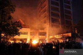 Tiga orang meninggal dunia dalam pembakaran kantor DPRD Kota Makassar
