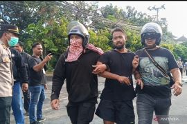 138 demonstran ditangkap polisi saat aksi di DPRD Bali