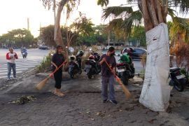 Ojol dan warga kompak bersihkan Pos Polisi yang dibakar massa di Surabaya