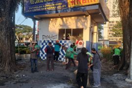 Ojol dan warga kompak bersihkan pos polisi dirusak massa di Surabaya