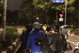 Minggu malam, akses lalu lintas di depan DPR masih ditutup