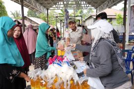 Warga Kusambi Hulu serbu pasar murah yang diadakan Disperindag