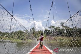 Jembatan gantung Sungai Cicadas di Kabupaten Bandung Barat